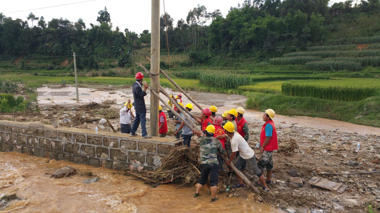 2015年9月19日，昌寧分公司應(yīng)對9·16地質(zhì)災(zāi)害，昌寧田園鎮(zhèn)新城社區(qū)10千伏電力線路搶修.jpg